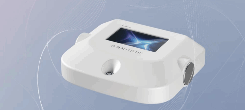 GANASIS : Appareil de technologie esthétique moderne Appareil médical ou esthétique blanc portant le nom GANASIS, avec un écran numérique et des connecteurs latéraux, sur fond bleu dégradé et abstrait.